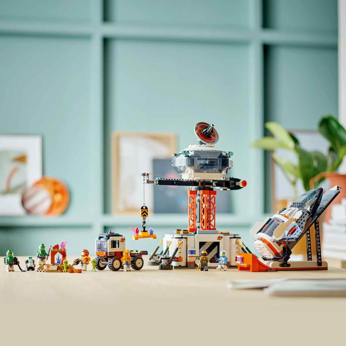 LEGO City Uzay Üssü ve Roket Fırlatma Rampası