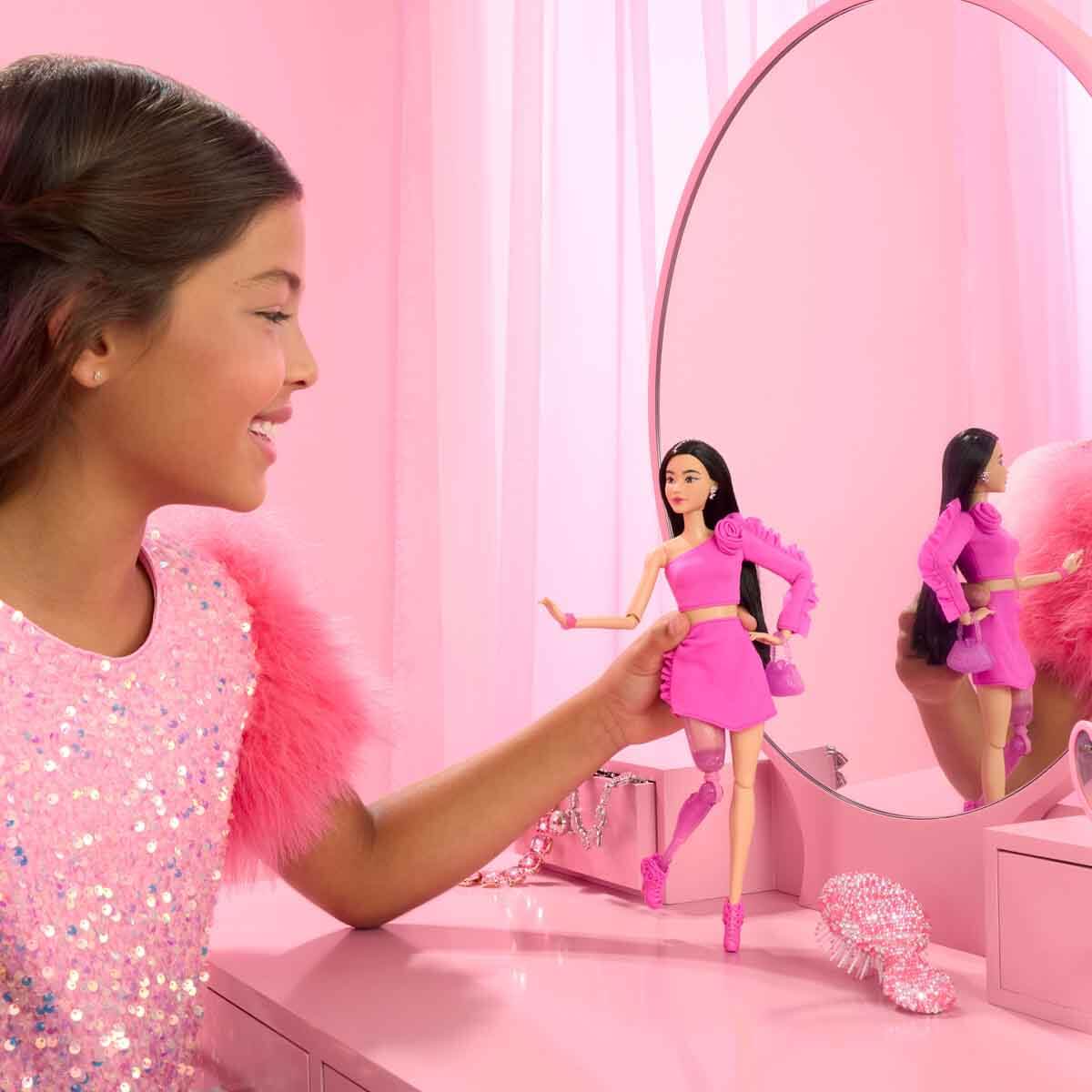 Barbie Deluxe Style Işıltılı Protez Bacaklı Bebek