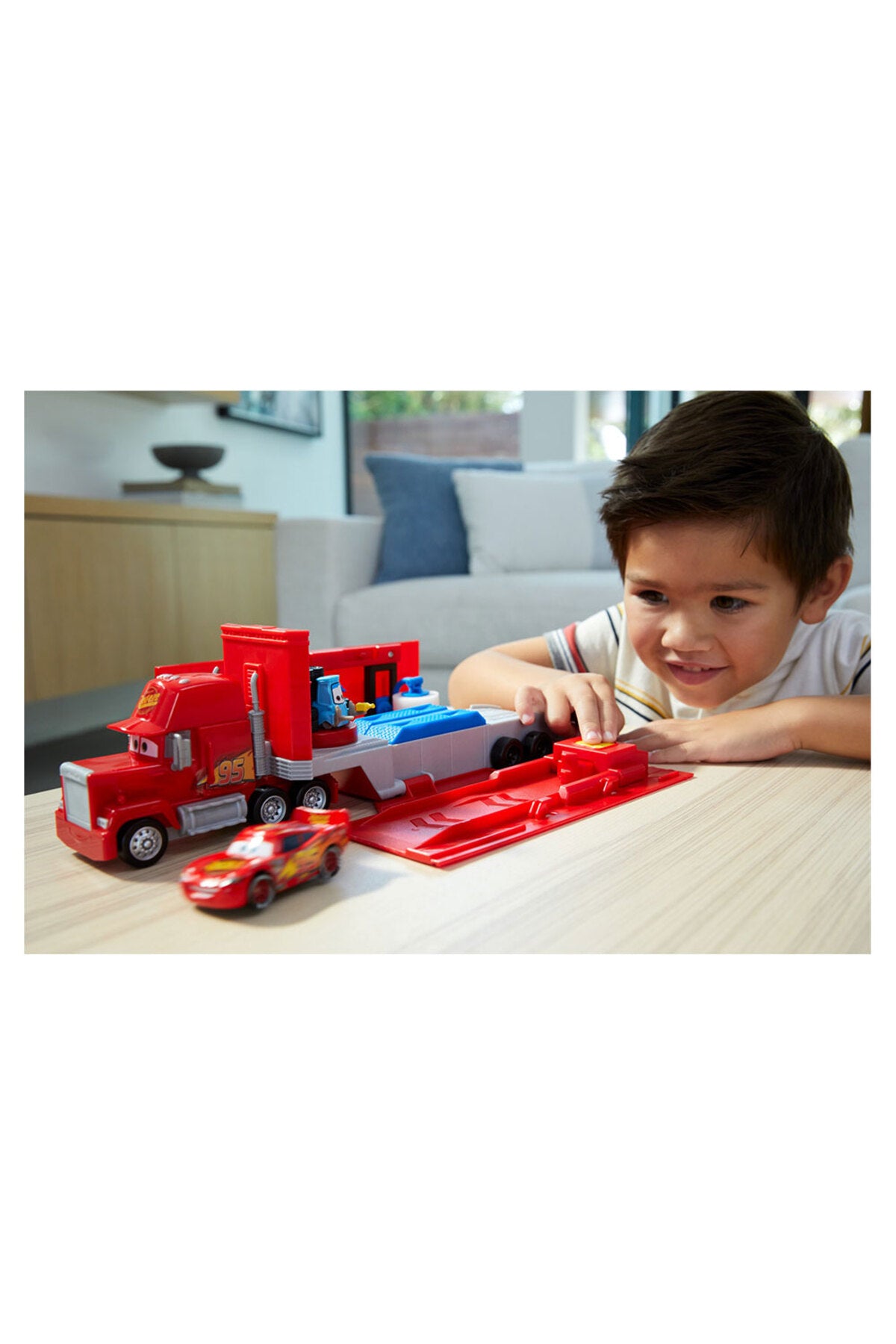 Cars Dönüştürülebilir Mack Oyun Seti