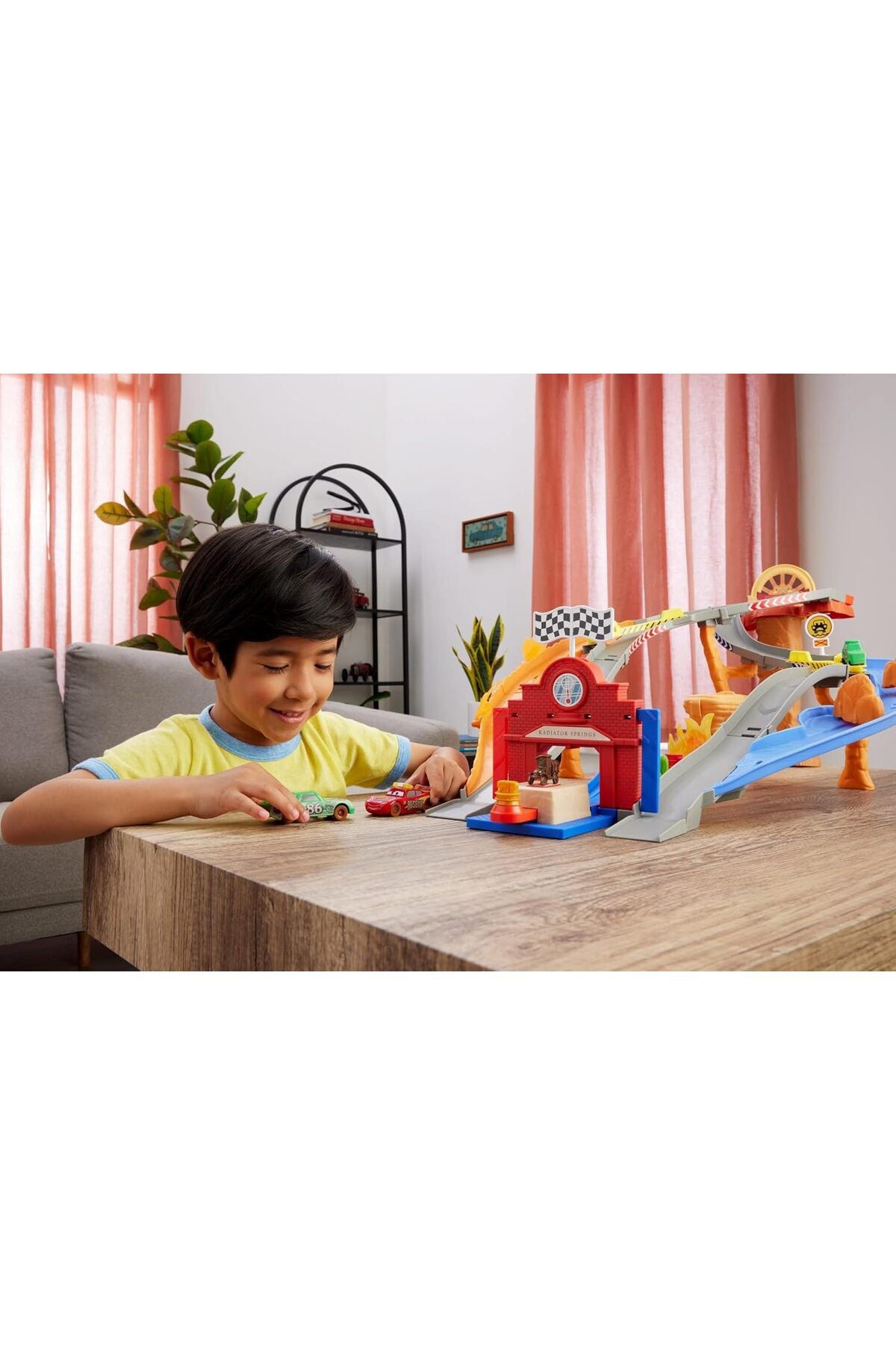 Cars Radiator Spring  Yarış ve Kurtarma Oyun Seti
