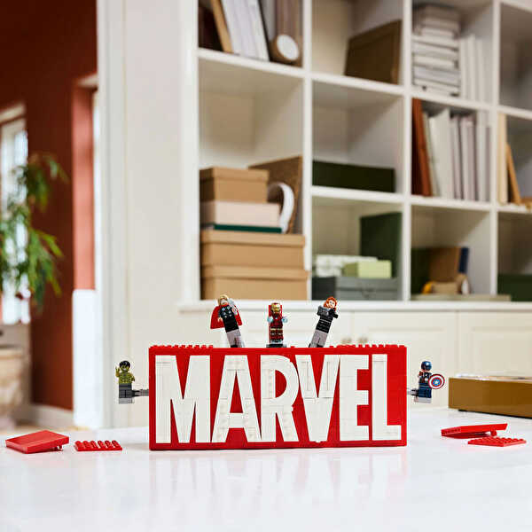LEGO Marvel Logosu ve Minifigürleri 76313