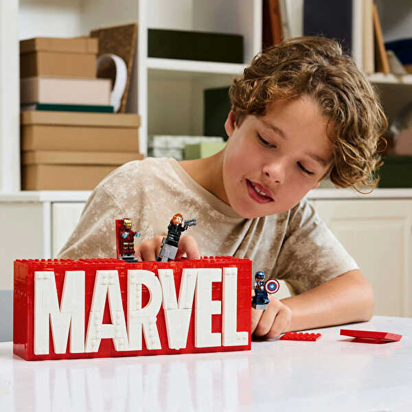 LEGO Marvel Logosu ve Minifigürleri 76313